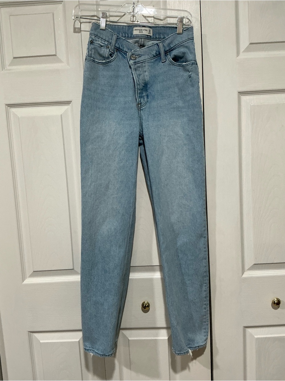 🤎 Abercrombie The Dad High Rise Blue Distressed Denim Jeans Crossover Button Fly